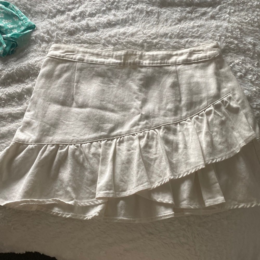 White skirt with ruffle hem and diagonal ruffle